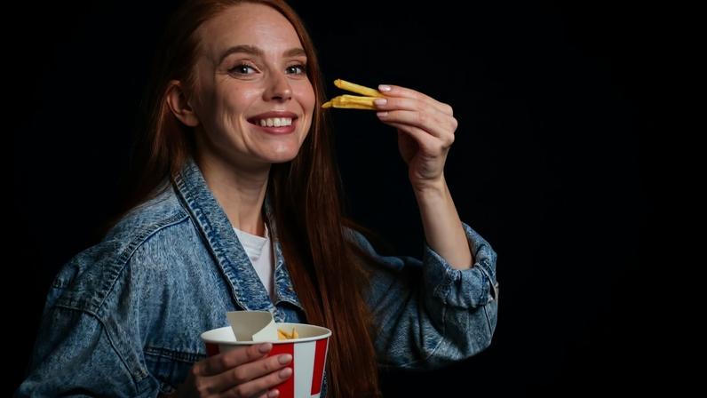 Dieta na adolescência pode moldar decisões futuras. (Foto: Getty Images via Canva)