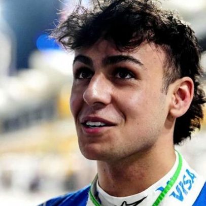 Piloto britânico mais jovem da F1 tem estreia recente e aprende skate