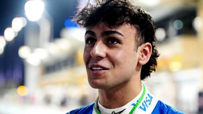 Piloto britânico mais jovem da F1 tem estreia recente e aprende skate