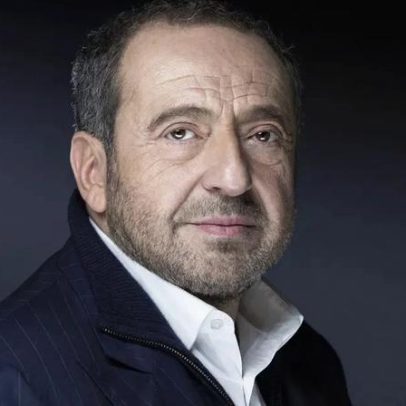 Patrick Timsit participa de noite beneficente contra o câncer