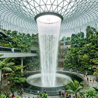 Aeroporto com cachoeira de 40 m, floresta de 2 mil árvores e cinema grátis 24h