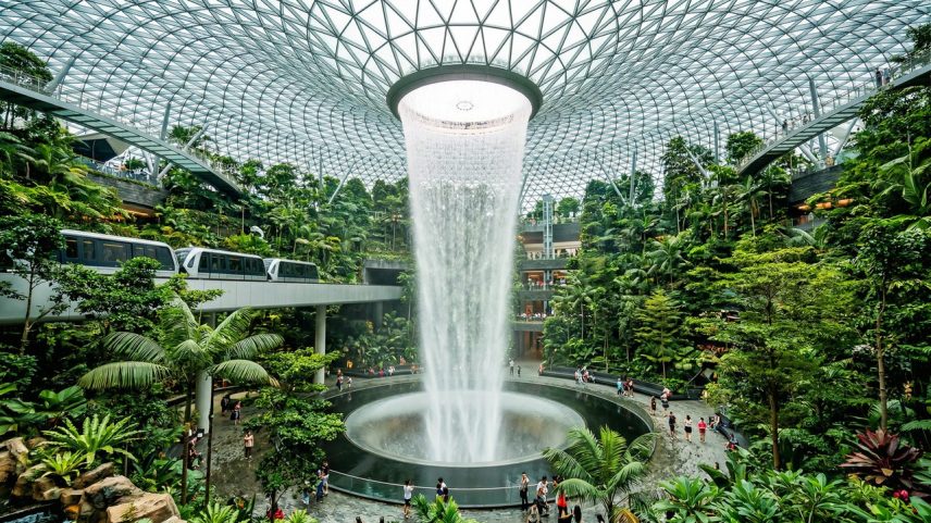 Aeroporto Jewel Changi redefine mobilidade com a maior cachoeira interna do mundo
