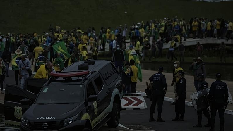 Apoiadores do ex-presidente Jair Bolsonaro invadiram e depredaram os prédios dos Três Poderes no episódio em que ficou conhecido como "8 de Janeiro"