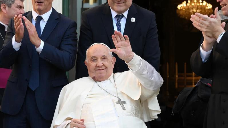 Papa Francisco acena para o público em visita à ilha da Corsica em dezembro de 2024 (Foto: EFE/EPA/ETTORE FERRARI)