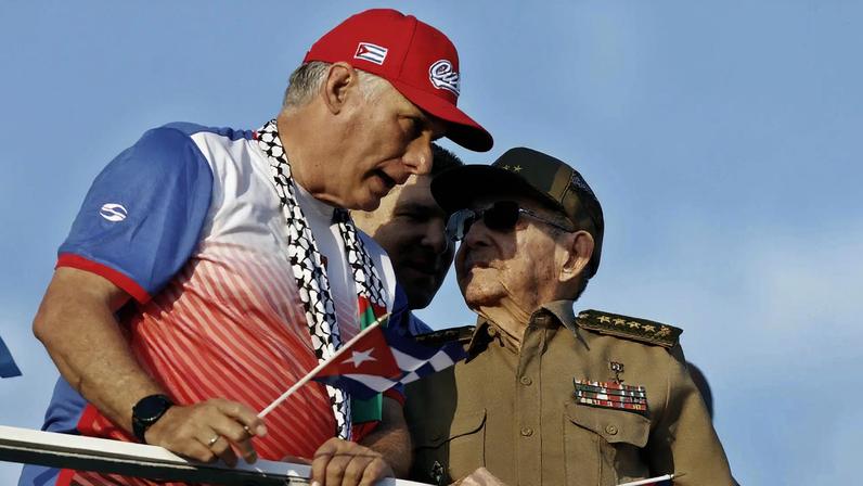 O atual ditador de Cuba, Miguel Díaz-Canel, ao lado do ex-ditador Raúl Castro: EUA avaliam opções para provocar a derrubada do regime (Foto: Ernesto Mastrascusa/EFE)