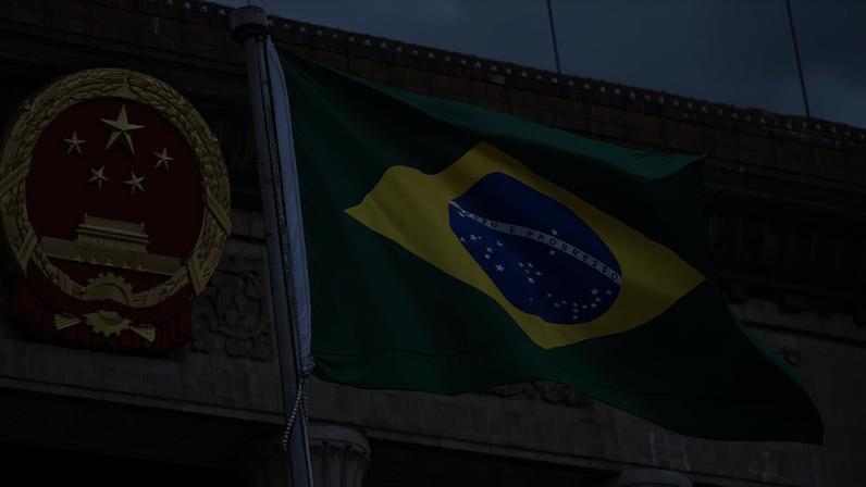 Bandeira do Brasil ao lado do brasão chinês no Grande Salão do Povo, em Pequim, durante visita de Lula ao ditador Xi Jinping em maio de 2025 (Foto: EFE/EPA/TINGSHU WANG / POOL)