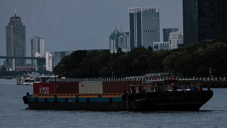 Um navio cargueiro com contêineres navega no rio Huangpu, em Xangai, China: guerra no Oriente Médio pressiona mercado global do petróleo (Foto: EFE/EPA/ALEX PLAVEVSKI)