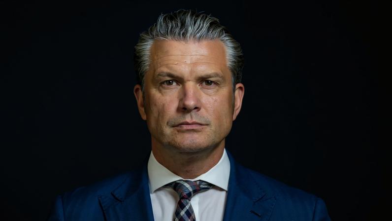 O Secretário de Guerra dos EUA, Pete Hegseth: governo Trump mira redes narcoterroristas na América Latina (Foto: EFE/EPA/BONNIE CASH / POOL)