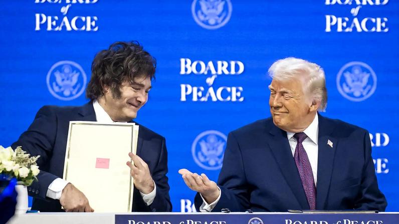 Os presidentes da Argentina, Javier Milei, e dos EUA, Donald Trump. (Foto: GIAN EHRENZELLER/EFE/EPA)
