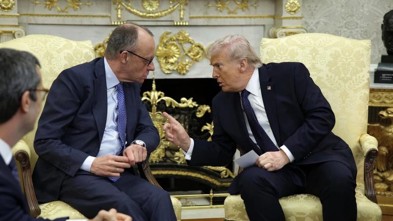 O presidente dos EUA, Donald Trump e o chanceler da Alemanha, Friedrich Merz, em reunião bilateral no Salão Oval da Casa Branca, em 3 de março: líderes vivem momento de tensão (Foto: EFE/EPA/SAMUEL CORUM / POOL)