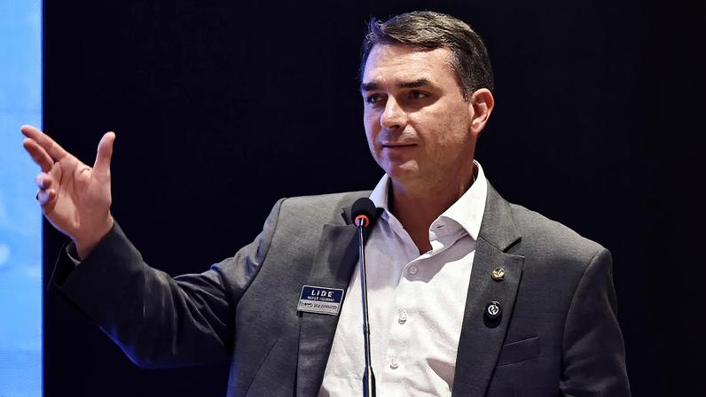 O senador e pré-candidato à Presidência do Brasil pelo Partido Liberal (PL), Flávio Bolsonaro, falou sobre relação do Brasil com EUA e China em entrevista ao Financial Times (Foto: EFE/ André Coelho)