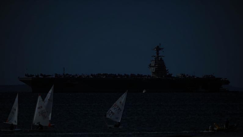 O porta-aviões da Marinha dos EUA, USS Gerald R. Ford, tem desempenhado papel estratégico na pressão militar contra o Irã durante a guerra (Foto: EFE/EPA/STRINGER)