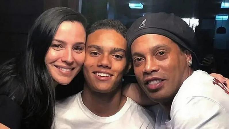 Ex-bailarina do Faustão é a mãe do único filho de Ronaldinho Gaúcho, João Mendes; saiba quem é Janaína Mendes.