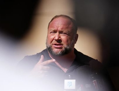 Ex-produtor da Infowars relata vida sob Alex Jones com caos constante