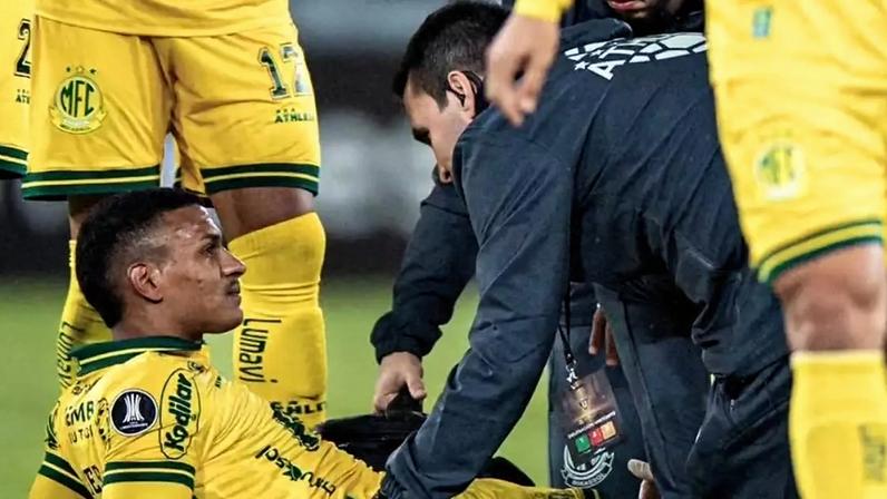 Atacante sofre lesão no joelho após entrada dura e preocupa o Mirassol
