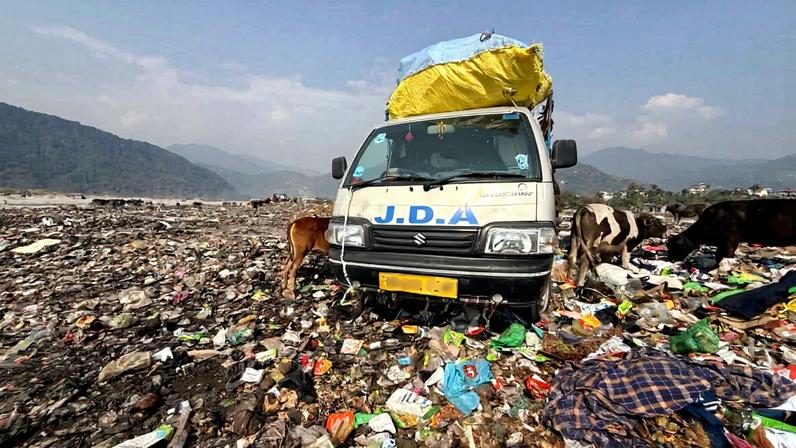 Cidade fronteiriça indiana junto ao Butão enfrenta poluição no leito do rio