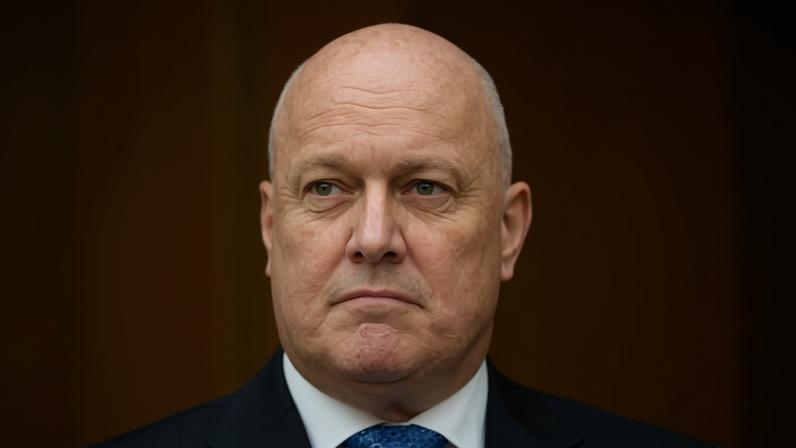 Primeira ministra da Nova Zelândia sobrevive a voto de liderança e culpa a mídia