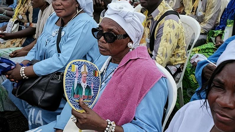 Milhares participam de missa ao ar livre com o Papa Leão no Camarões