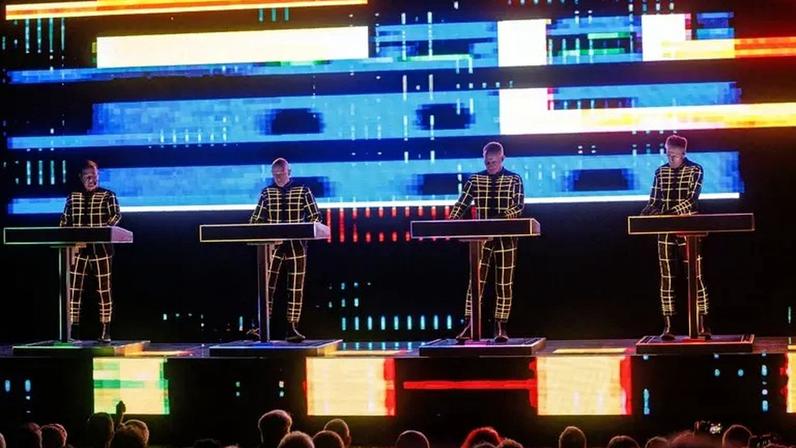 Ralf Hutter, Henning Schmitz, Falk Grieffenhagen e Georg Bongartz, do Kraftwerk, durante show em Oslo