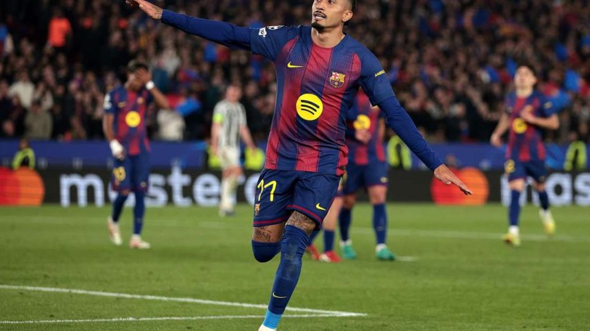 Raphinha comemora gol pelo Barcelona contra o Newcastle pela Champions League