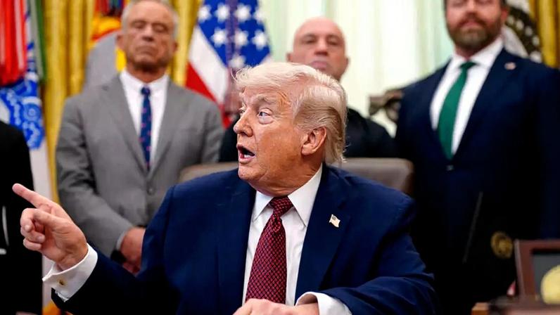 Donald Trump discursa no Salão Oval da Casa Branca, em Washington, em 18 de abril de 2026