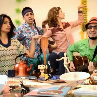 Quem canta a música que bombou na web com 'Uma caneca, uma chaleira'