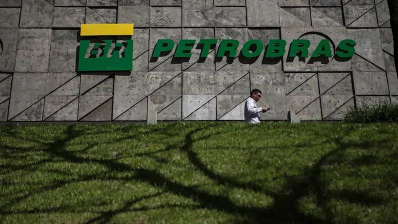RI Rio de Janeiro 02/10/2019 - Novo letreiro no prédio da sede da Petrobras no Centro agora é verde e amarelo. Foto Alexandre Cassiano.