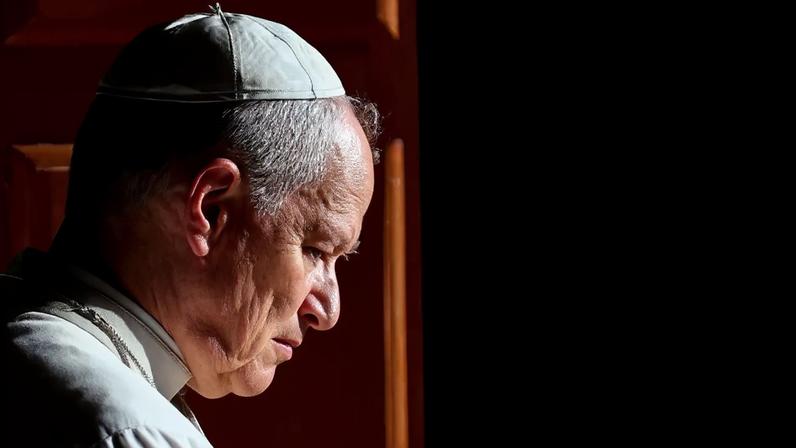 O papa Leão 14 é fotografado no interior da Igreja de Nossa Senhora de Muxima, durante sua viagem apostólica à África, em Muxima, Angola, em 19 de abril de 2026