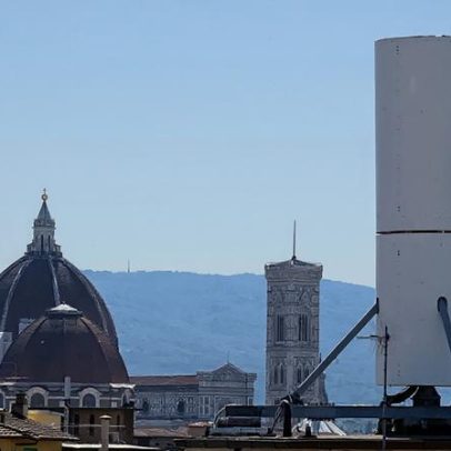 Antena de celular atrapalha visão da catedral e gera polêmica em Florença