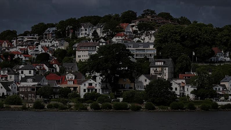 Hamburgo, segunda maior cidade da Alemanha, combina tradição e modernidade. Entre seus pontos turísticos está o Treppenviertel, no bairro de Blankenese, conhecido por seu charme e paisagens, digamos, pitorescas.