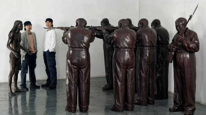 Os irmãos chineses Gao Zhen e Gao Qiang (na imagem) ganharam destaque no cenário artístico da China nos anos 1990 e 2000, conquistando reconhecimento internacional por obras que satirizavam a política de seu país