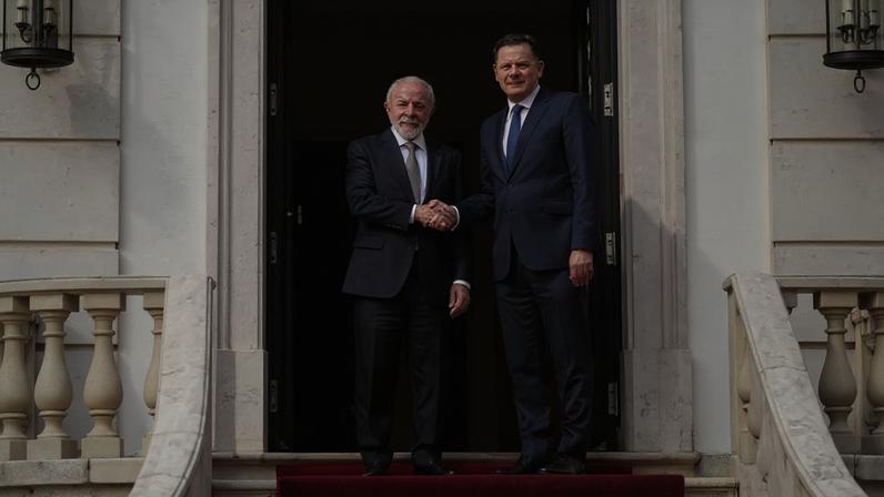 O primeiro-ministro de Portugal, Luís Montenegro (à direita), recebeu o presidente brasileiro, Luiz Inácio Lula da Silva, no Palácio de São Bento, em Lisboa, nesta terça-feira, 21 de abril de 2026.