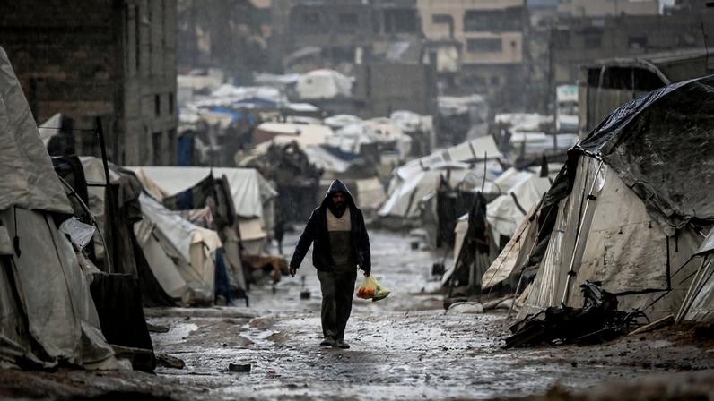 Imagem colorida de palestino na chuva