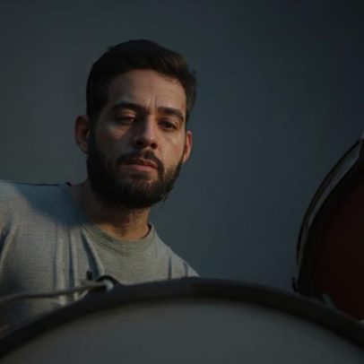Baterista viraliza ao ensaiar no mato após vizinho chamar a polícia