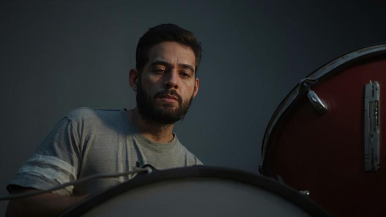 Baterista viraliza por ensaiar no meio do mato após vizinho chamar a polícia