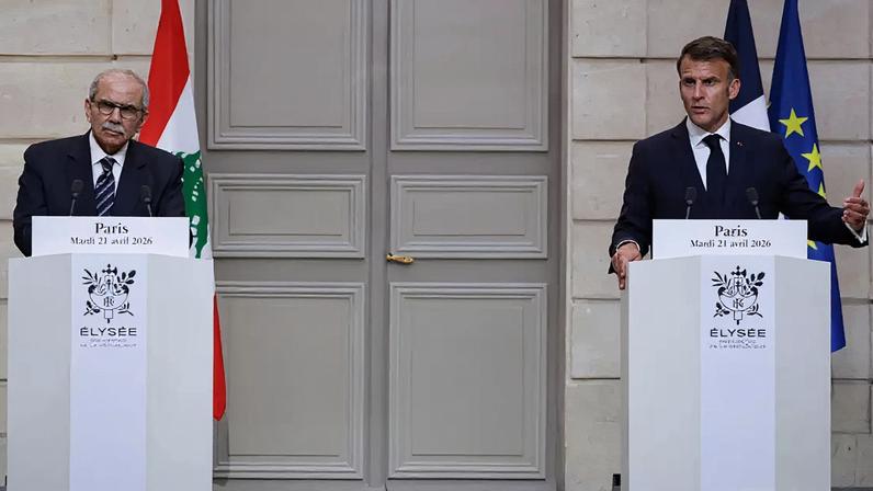 O presidente francês, Emmanuel Macron (à direita) ao lado do primeiro-ministro libanês, Nawaf Salam, em coletiva de imprensa em Paris, em 21 de abril de 2026.