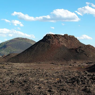 Acampe em campo de lava em monumento nacional e preserve