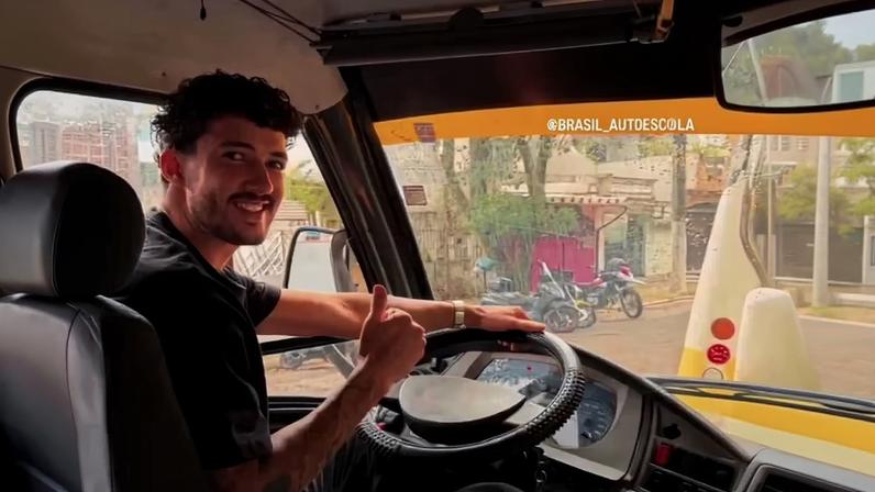 Gustavo Henrique tira habilitação D para dirigir ônibus e vans — Foto: Reprodução