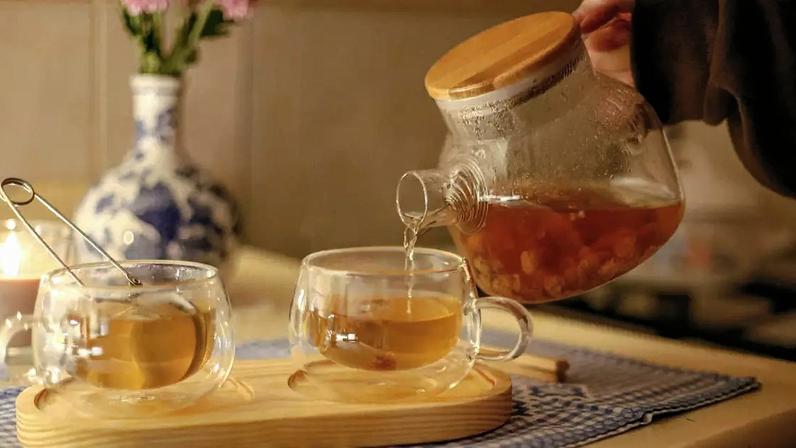Veja quais chás podem ajudar a aliviar azia e dor de estômago, incluindo camomila, e quais hábitos ajudam a evitar o desconforto digestivo