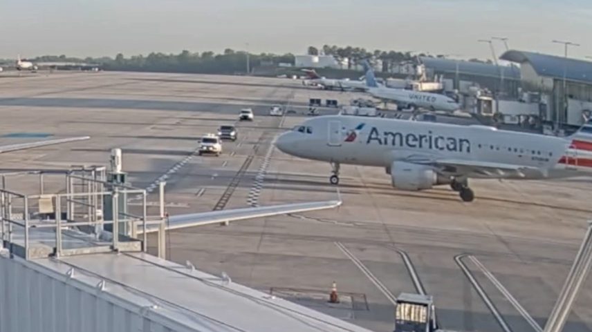CHARLOTTE, NORTH CAROLINA - NOVEMBER 9: An American Airlines plane lands at Charlotte-Douglas International Airport (CLT) on November 9, 2025 in Charlotte, North Carolina.