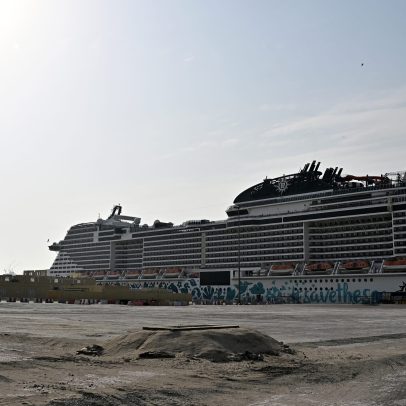 Navios de cruzeiro presos no Oriente Médio atravessam o Estreito de Hormuz