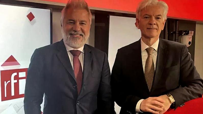 O embaixador Fábio Mendes Marzano, cônsul-geral do Brasil em Paris (à direita), e o cônsul-geral adjunto Murilo Vieira Komniski falaram à RFI sobre prazos, procedimentos e expectativas para o pleito na França. Em Paris, em 20 de abril de 2026.