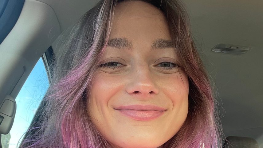 Mulher viral dança com capa em Target e fala sobre reparenting