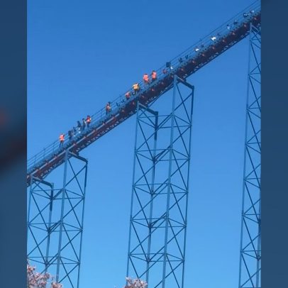 Passageiros descem a montanha-russa da Six Flags a pé após parada do passeio