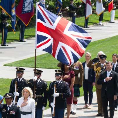 Bandeira do Union Jack fica de cabeça para baixo durante visita real