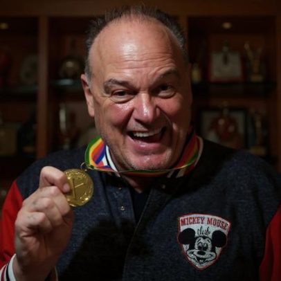 Oscar Schmidt, atleta brasileiro, é reconhecido como herói
