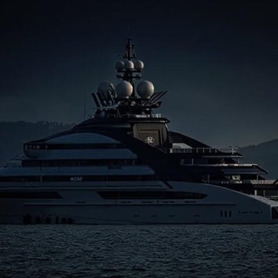 Iate de luxo russo atravessa o Estreito de Hormuz, apesar do bloqueio