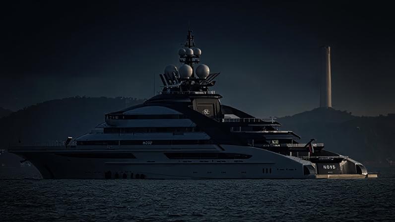 Iate de luxo russo atravessa o Estreito de Hormuz, apesar do bloqueio