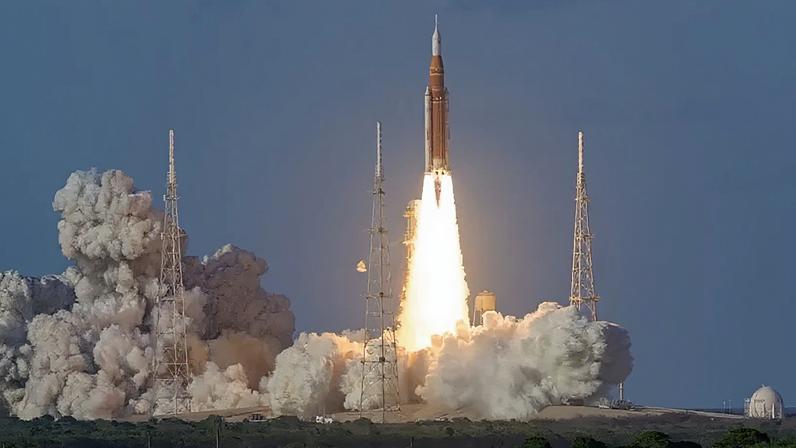 O foguete Space Launch System da Nasa, que transporta a cápsula Orion com os astronautas Reid Wiseman (comandante), Victor Glover (piloto), Christina Koch (especialista em missão) e Jeremy Hansen (especialista em missão da Agência Espacial Canadense), foi lançado na 4ª feira (1º.abr.2026) do Centro Espacial Kennedy, na Flórida (EUA)
