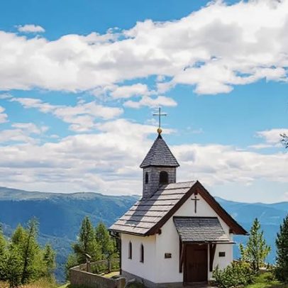 Capelas ao redor do mundo oferecem espaços de fé e contemplação